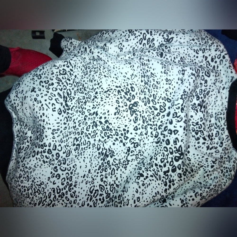 Unisex cheetah print black and white crew neck